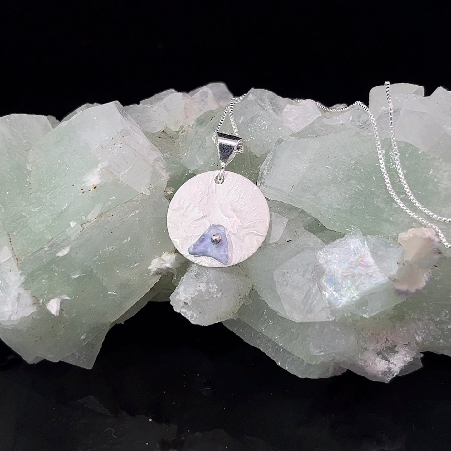 Yogo sapphire & patterned silver necklace -rough yogo/ .925