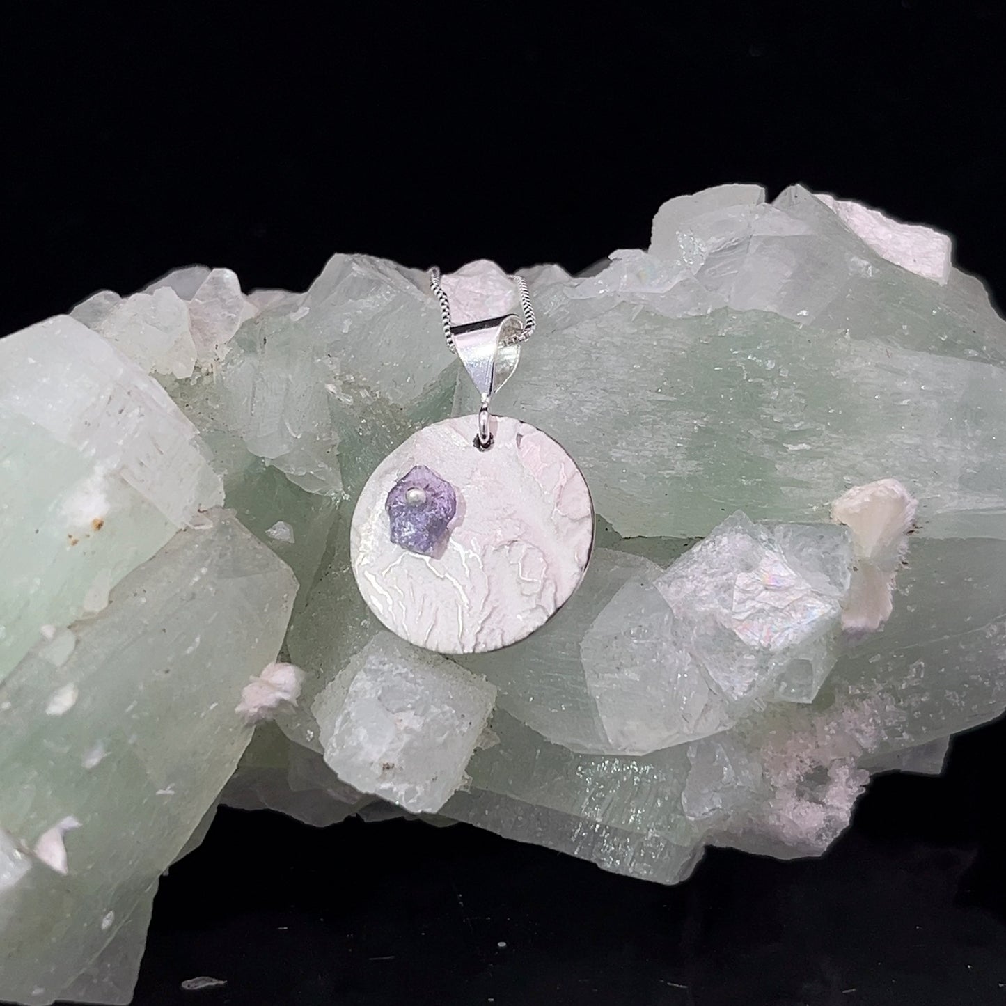 Yogo sapphire & patterned silver necklace -rough yogo/ .925